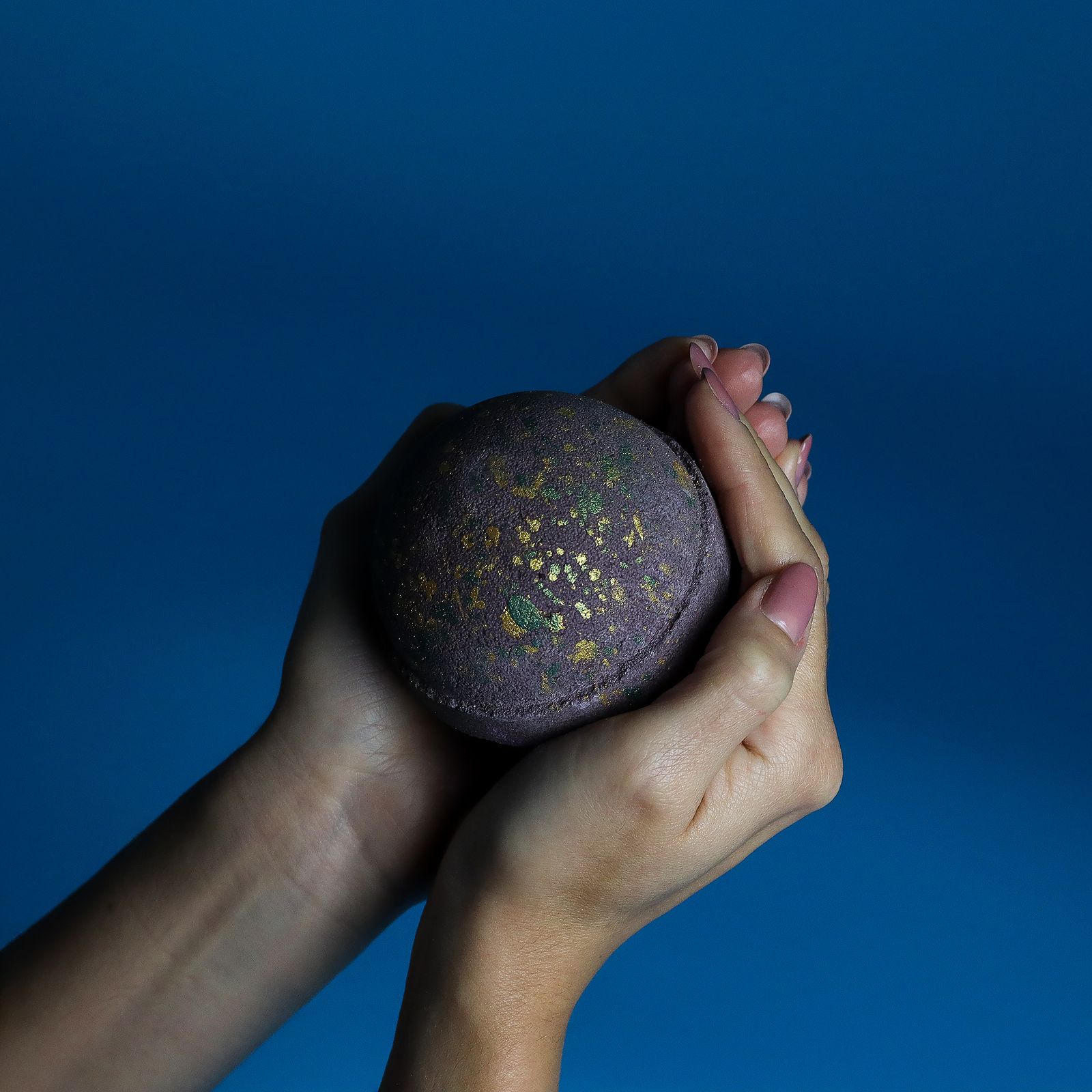 Dubai Bath Bomb - Emerald Oudh Truffle - Image 3